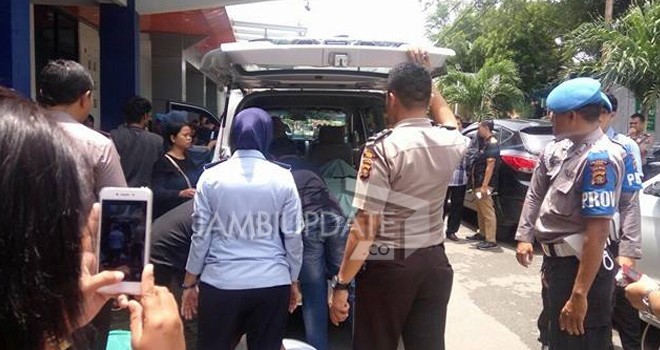 Jenazah  Andi Saputra Wijaya saat dibawa ke rumah duka yang berada di Sumatera Selatan.