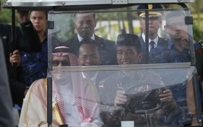 Raja Salman saat menumpang mobil golf yang disopiri Presiden Jokowi di Istana Negara beberapa waktu lalu. (RAKA DENNY/JAWA POS)
