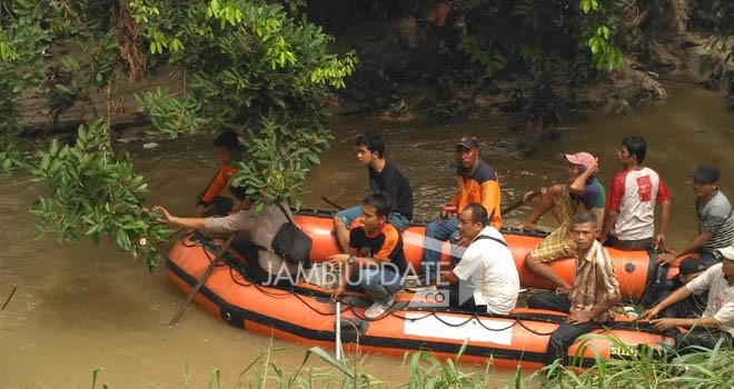 Tampak tim sar dan dibantu warga melakukan pencarian bocah yang tenggelam di Sungai kawasan 16, Kota Jambi.