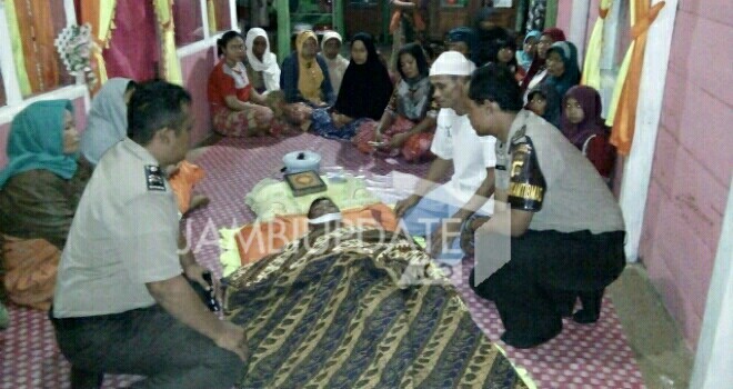 Anak 12 tahun yang meninggal terkena sentruman saat bermain banjir. 