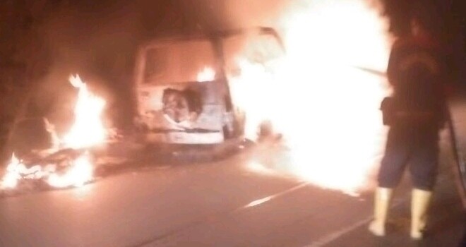 Mobil dan motor yang terbakar di sengeti.