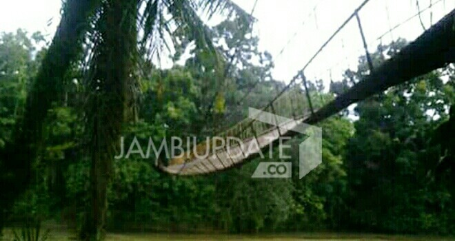 Jembatan gantung rantau gedang sarolangun.