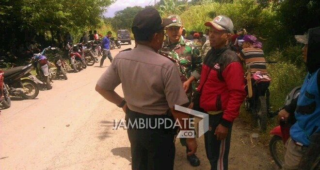 Terlihat kondisi dilapangan, aparat kepolisian berjaga-jaga.
