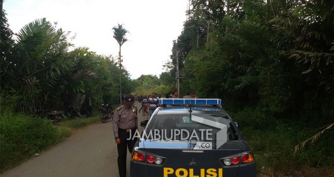 Terlihat anggota polres Kerinci yang berada dilokasi