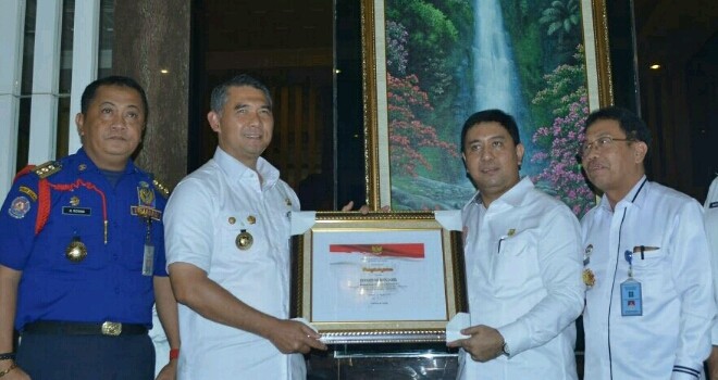 Staf Khusus Menkumham Fajar BS Lase menyerahkan penghargaan kepada Wali Kota Jambi Sy Fasha.