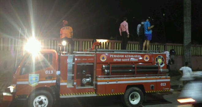 Tampak satu unit mobil pemadam kebakaran diturunkan.
