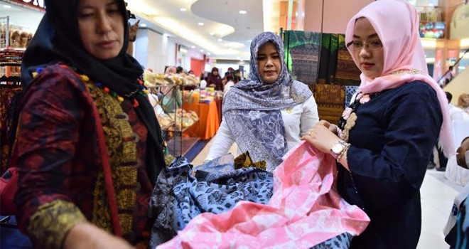 Hj. Yuliana Fasha menggelar Festival Batik dan Bazar IKM yang dilaksanakan di Mall Jamtos, Rabu (15/3).