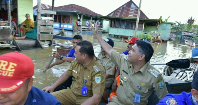 Walikota Jambi, Sy Fasha saat tinjau banjir di Pelayangan.