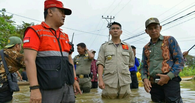 Walikota Jambi, Sy Fasha turun lansung kunjungi warga yang tekena banjir.