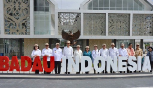 Gubernur Cornelis (ketiga dari kiri) dan Presiden Joko Widodo (keempat dari kiri) berdiri bersisian usai meresmikan PLBN Terpadu Nanga Badau, Kamis (16/3). Semua rombongan ikut berfoto bersama. FOTO: Humas Pemprov Kalbar for Rakyat Kalbar