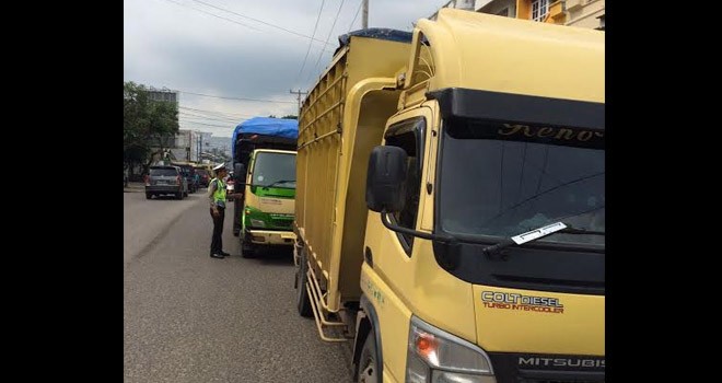 Tampak anggota Sat PJR Polda Jambi menilang mobil truk batubara di kawasan Talang Banjar.