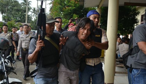 Salah satu pelaku yang diduga terlibat perusakan Mapolsek Tegineneng diamankan petugas kepolisian di Polsek Tegineneng, Jumat (17/3). Foto: Tegar Mujahid/Radar Lampung/JPNN.com