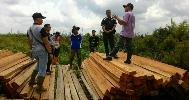 Tim intel Korem 042/Garuda Putih saat berhasil mengamankan puluhan batang kayu ilegal. 