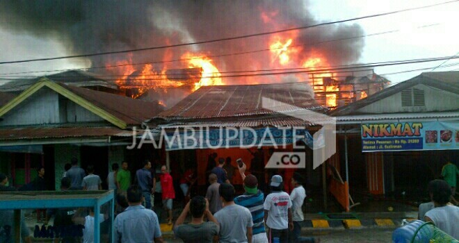 Kebakaran di dekat Rumdis Bupati Tanjab Barat.
