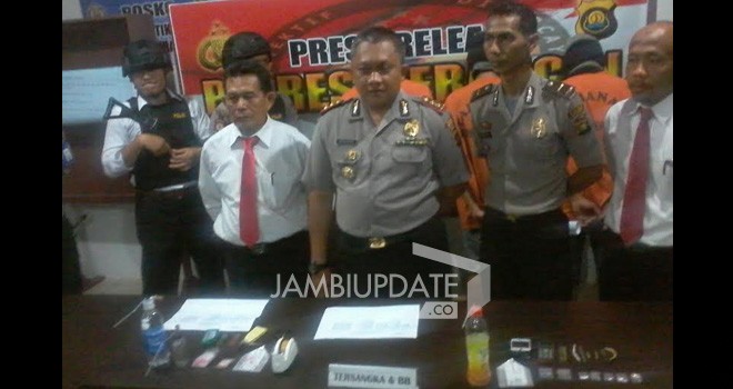 Kapolres Merangin, AKBP Aman Guntoro saat press release penangkapan empat pelaku penyalahgunaan narkotika jenis sabu di Polres Merangin.