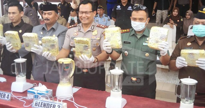 Kapolres Tanjab Barat, AKBP Agus Sumartono, bersama dengan unsur Forkompimda memusnahkan sabu senilai Rp16 miliar di Mapolres Tanjab Barat, kemarin (21/3).