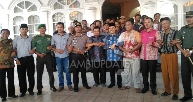 Fhoto bergandengan tangan, sebagai tanda sepakat untuk berdamai.