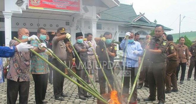 Kejaksaan Negeri (Kejari) Sarolangun saat memusnahkan 43,72 gram sabu dan uang palsu.