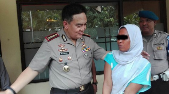 Kapolrestabes Surabaya, Kombes Pol M Iqbal (kiri) mengajak ngobrol Solehah yang ditengarai mengalami gangguan jiwa. Foto: MOCH KHAESAR J.U/RADAR SURABAYA