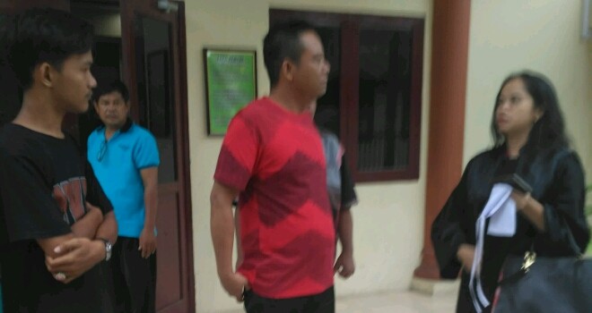 Diding berdiskusi dengan kuasa hukumnya, Meli Cahlia usai menjalani sidang putusan, tadi pagi.