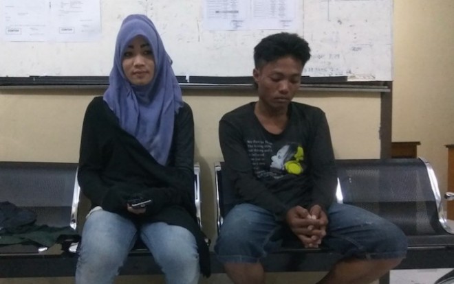 Budi, 26 (kanan) tertunduk lesu saat tahu pacar yang diajaknya mesum ternyata waria yang mengaku bernama Lauren (kiri). (KALTEG POS/JAWA POS GROUP)