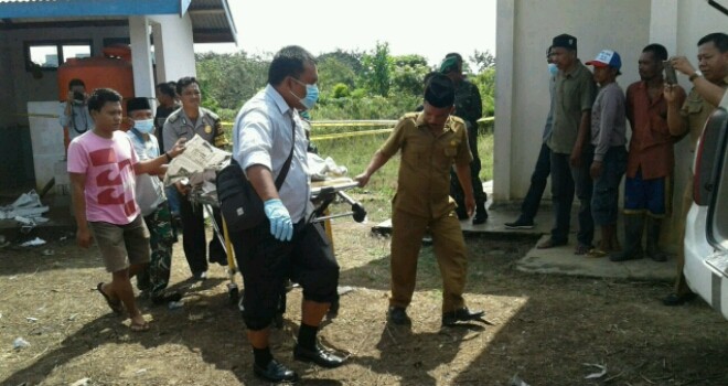 Petugas saat menemukan mayat di kamar mandi. 