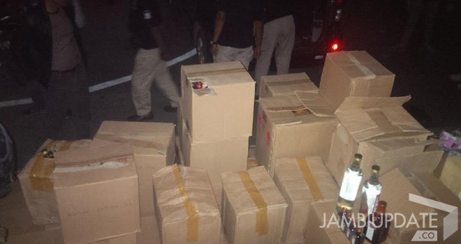 Ratusan botol miras yang diamankan polisi beberapa waktu lalu.
