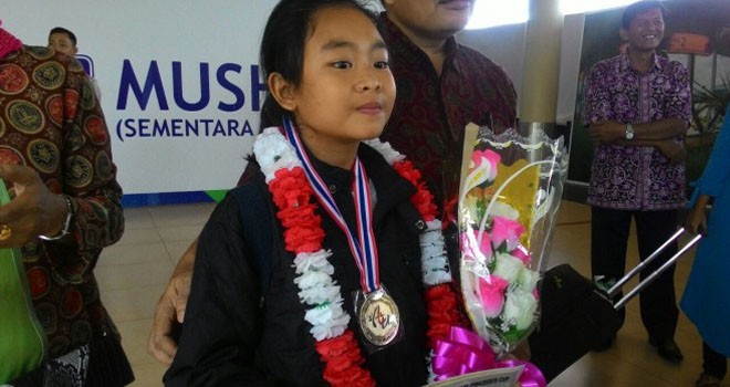 Inez atlet taekwondo jambi disambut kalungan bunga usai menggaet medali emas di kejuaraan internasional.