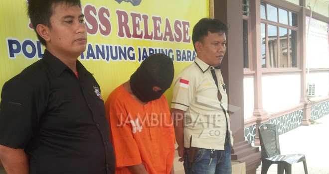 Tersangka Pemerkosaan Anak Tiri di Tanjab Barat yang diamankan polisi.