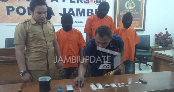 3 tersangka Pelaku Narkoba yang di amankan di Polda Jambi.