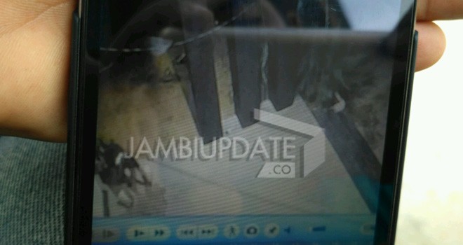 Aksi pelaku pembakar Rumah Komisioner KPU Tebo yang Terekam CCTV.