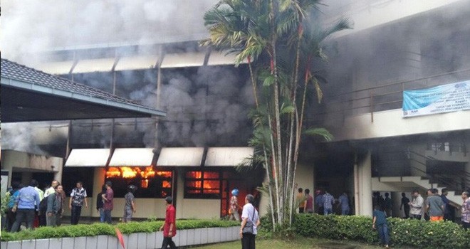 Inilah detik-detik ketika api mengahuskan gedung Fakultas Teknologi Pertanian Institut Pertanian Bogor (IPB) tadi siang (29/3). (Ist for JawaPos.com)