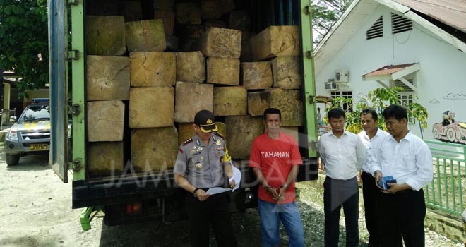 Kadus Rangkling yang membawa puluhan kubik kayu ilegal saat berhasil diamankan pihak Polres Sarolangun.