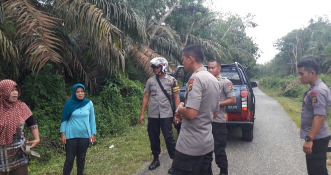 Dua IRT yang dirampok jalan poros Desa Karang Anyar, Kecamatan Pamenang Barat.