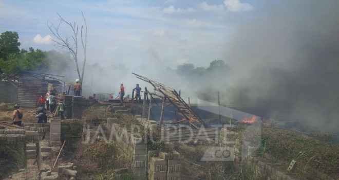 Terlihat api membakar gudang minyak di Aurduri. 