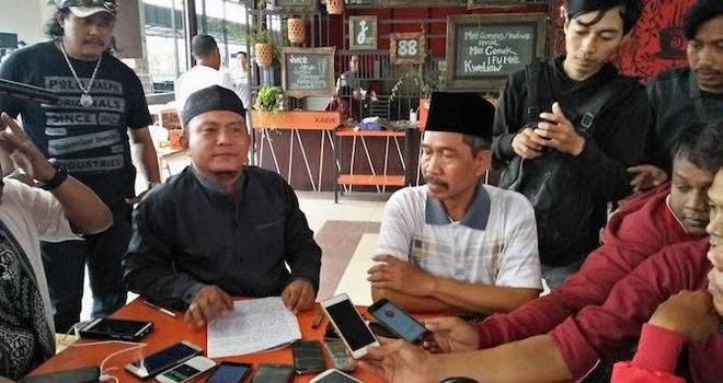 Orang tua Elly Indriyanti, Juladi (dua kiri), angkat bicara soal anaknya yang dinikahi siri Bupati Cirebon H Sunjaya Purwadisastra (AMSUL HUDA/RADAR CIREBON/JPG)