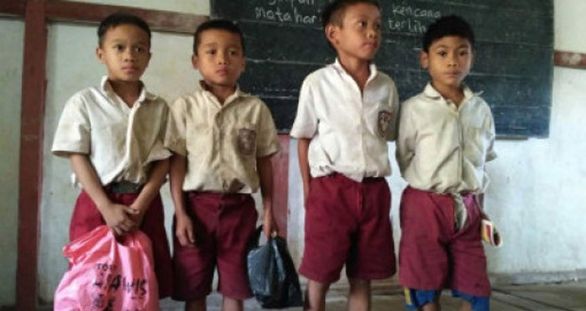 Beginilah kondisi empat murid SDN 04 Sungkung, Siding, Bengkayang yang minta tas kepada Presiden Jokowi. FOTO: ANGGIT PURWOTO FOR RAKYAT KALBAR/JPNN