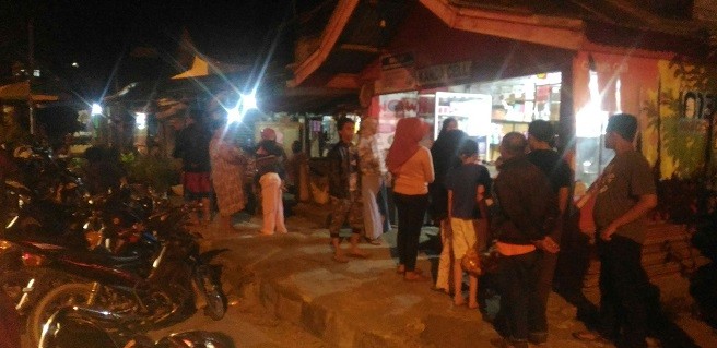 Warga Sungai Jernih berkumpul mendengar kabar seorang balita yang nyaris di culik.