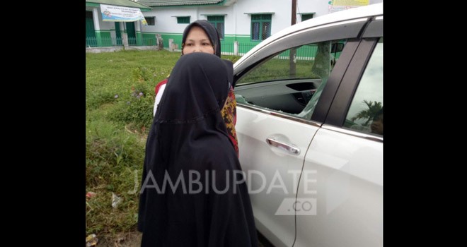 Tampak mobil warga menjadi target aksi pencurian dengan cara kaca yang terjadi di Kerinci.