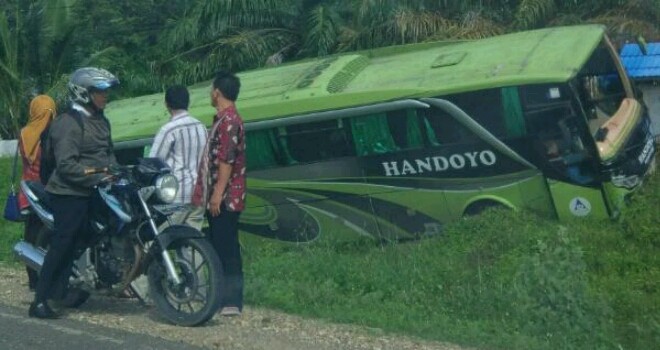 Tampak bus hadoyo usai menabrak siswi SMA di Sarolangun. 