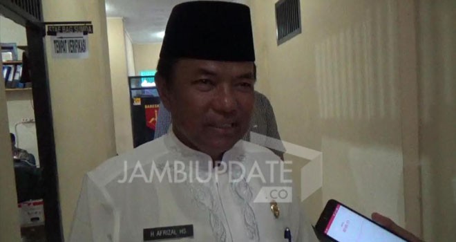 Sekda saat diwawancara usai diperiksa polisi di ruang Kanit Tipikor Polres Kerinci, Jumat (7/4) sekitar pukul 09.00 WIB.