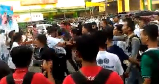 Bentrok antar sales oppo dan vivo di Sipin. Foto: Ist