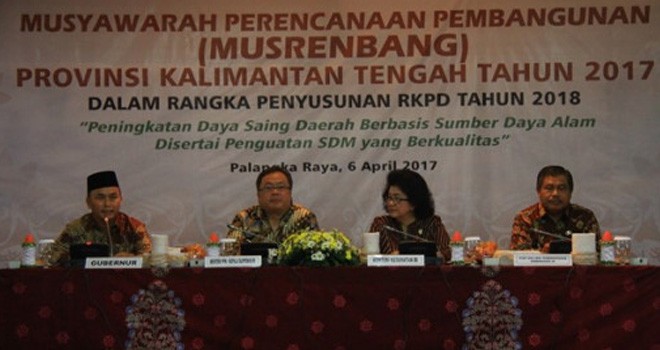 ari kiri: Gubernur Kalteng Sugianto Sabran, Menkes Nila Djuwita F Moeloek, Menteri PPN/Bappenas Bambang Brodjonegoro dan Staf Kemendagri, saat Musrenbang di Aula Jayang Tingang, Kantor Gubernur Kalteng, kemarin pagi. Foto: DENAR/KALTENG POS/JPNN.com