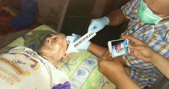 Kakek marsun (80) setelah ditemukan tewas tergantung di rumahnya. 