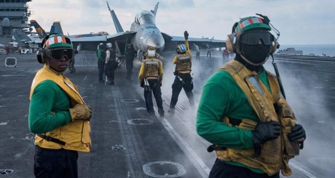 Sebuah pesawat tempur berada di dek USS Carl Vinson. Kapal perang itu dianggap sebagai ancaman bagi Korut. (Matt Brown/Handout via REUTERS)