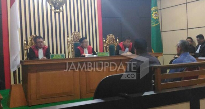 Mantan Gubernur Jambi, Hasan Basri Agus (baju hitam) saat memberikan keterangan di Pengadilan Tipikor Jambi. Foto : Wisman / JE