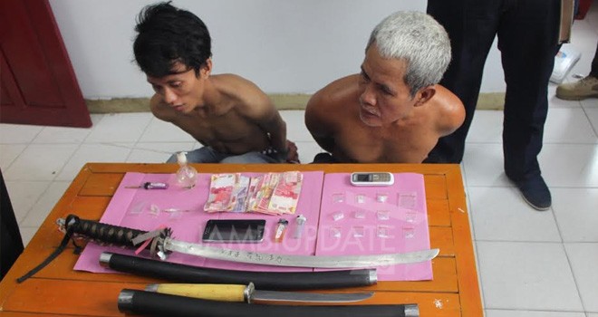2 pelaku yang merupakan ayah dan anak beserta barang bukti saat berhasil diamankan Sat Narkoba Polres Tebo.