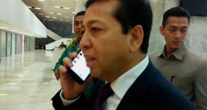 Ketua DPR Setya Novanto saat menelepon sembari menghindari pertanyaan wartawan di Kompleks Parlemen, Senayan, Jakarta, Selasa (11/4). Foto: Twitter/reporterjail