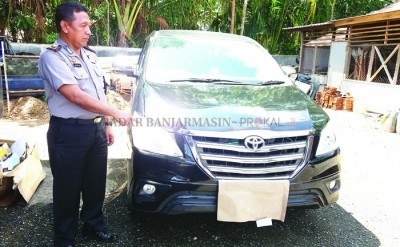 Mobil dinas yang digunakan oknum DPRD HSS untuk mencabuli pelajar SMA. (RADAR BANJARMASIN/JAWA POS GROUP) 
