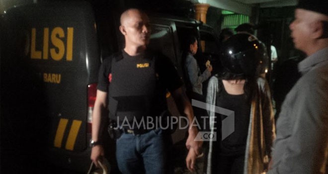 Petugas saat membawa sejumlah pasangan yang ditangkap mesum ke Polsek Kota Baru.